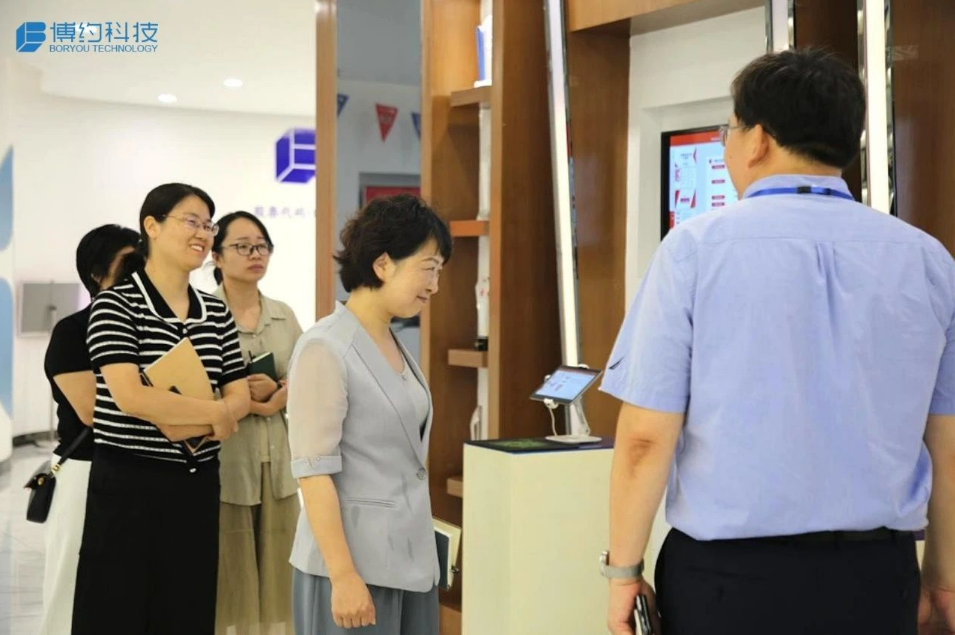 走进博约 | 合肥国家大学科技园董事长斯映红一行莅临江南手机网页版调研指导，共谋科技创新与产业发展新篇章